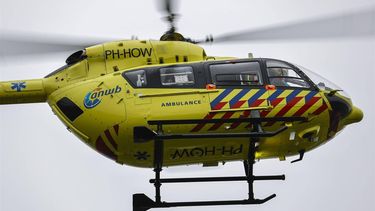 ALMELO - Een traumahelikopter vertrekt bij het ziekenhuis van Ziekenhuisgroep Twente (ZGT). Een coronapatient zal naar de intensive care in Dortmund gebracht worden. Eind oktober werden voor het laatst patienten naar Duitsland verplaatst. ANP VINCENT JANNINK