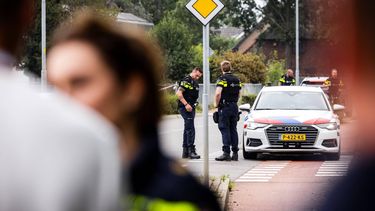 OVERASSELT - Een politiewoordvoerder staat de pers te woord nabij de Ewijkseweg in het Gelderse Overasselt na een schietincident. Een persoon is overleden en twee politieagenten raakten gewond. ROB ENGELAAR / ANP
