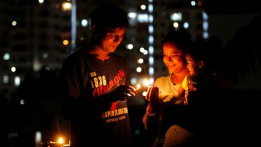 India brandt negen minuten kaarsen om coronavirus