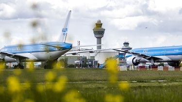 Op deze foto zie je toestellen van de KLM op luchthaven Schiphol.
