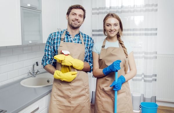 Een foto van een man en een vrouw die samen het huishouden doen