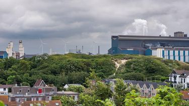 WIJK AAN ZEE - Het Openbaar Ministerie (OM) gaat staalconcern Tata Steel strafrechtelijk vervolgen. Volgens het OM heeft het bedrijf uit Velsen-Noord onder meer opzettelijk schadelijke stoffen in de lucht gebracht. DINGENA MOL / ANP