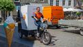 Een foto van een pakketbezorger die door Nijmegen fiets