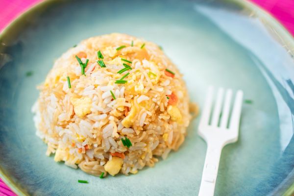 Wat eten we vandaag? Gebakken rijst met instant noodles.