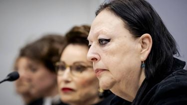 ROTTERDAM - Voormalig advocaat Inez Weski (R) naast advocaat Carry Knoops-Hamburger in de rechtbank van Rotterdam voor de eerste dag van de inhoudelijke behandeling van haar rechtszaak. Weski wordt verdacht van deelname aan de criminele organisatie van haar voormalige cliënt Ridouan Taghi. ROBIN VAN LONKHUIJSEN / ANP