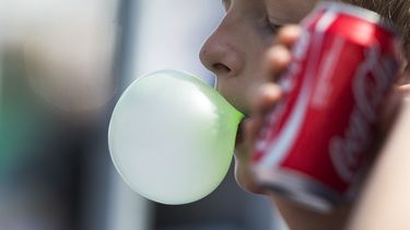 Irritant liedje in je hoofd? Stop een kauwgompje in je mond