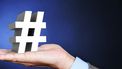 Een foto van het tekentje van de hashtag op een hand