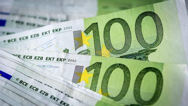 ILLUSTRATIE - Een stapel van honderd eurobiljetten. ANP XTRA LEX VAN LIESHOUT