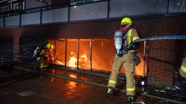 HELLEVOETSLUIS - In een parkeergarage onder woningen in de Pluvierhof is een grote brand uitgebroken. Tussen de 40 en 45 bewoners zijn uit hun woning gehaald om de brand. ANP MEDIATV