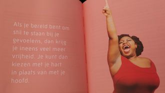 Op de foto zijn twee bladzijdes van het boek Lichter leven. Hoe zwaar weegt je geluk? te zien. Er staat: Als je bereid bent om stil te staan bij je gevoelens, dan krijg je ineens veel meer vrijheid. Je kunt dan kiezen met je hart in plaats van met je hoofd.
