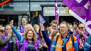 SCHIPHOL - Een lawaaiprotest van beveiligers op luchthaven Schiphol en CNV. De beveiligers op Schiphol eisen betere werkomstandigheden na concessiewissel. ROBIN UTRECHT / ANP