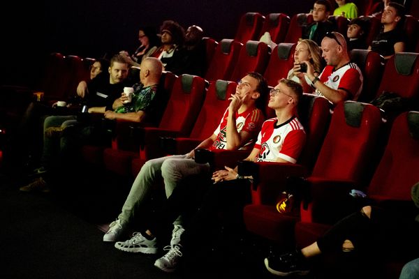 Een foto van Feyenoordsupporters in de bioscoop