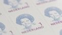Op deze foto zie je postzegels met Beatrix erop.