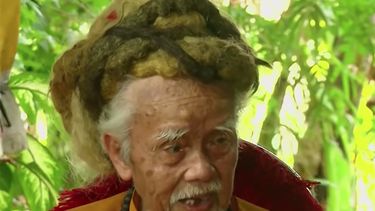92-jarige man heeft al 80 jaar zijn haar niet gewassen of geknipt