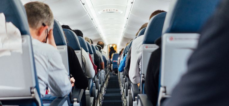vliegtuig stoel vrouw truc trucje vliegtuigstoel diarree