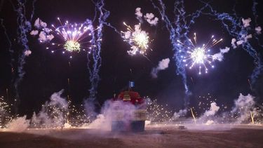SCHEVENINGEN - Mensen kijken naar het jaarlijkse vreugdevuur op het Scheveningse Noorderstrand. De houtstapels op het Haagse strand werden traditiegetrouw tijdens de jaarwisseling in brand gestoken. LINA SELG / ANP