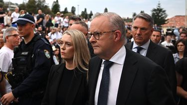 epa12606463 Australian Prime Minister Anthony Albanese (C-R) and his wife, Jodie Haydon (C-L), arrive to attend a National Day of Reflection vigil and commemoration for the victims and survivors of the Bondi Massacre at Bondi Beach in Sydney, Australia, 21 December 2025.  EPA/DEAN LEWINS AUSTRALIA AND NEW ZEALAND OUT