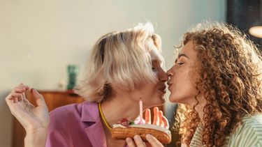 kussen op een verjaardag zoenen