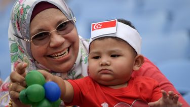 Een vrouw met een baby in Singapore