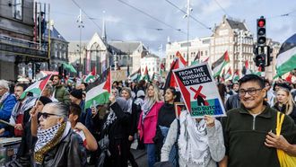 AMSTERDAM - Demonstranten tijdens een nationaal protest op de Dam als afsluiting van de landelijke actieweek voor sancties tegen Israël. Volgens diverse actiegroepen gaat, ondanks het 'staakt-het-vuren', de genocide op het Palestijnse volk onverminderd door. KOEN VAN WEEL / ANP