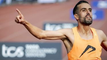 AMSTERDAM - Khalid Choukoud komt over de finish van de 50e editie van de marathon van Amsterdam. Choukoud is daarmee Nederlands kampioen marathon 2025.  ANP KOEN VAN WEEL