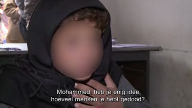 Mohammed (14) maakte de gruwelpraktijken van Islamitische Staat (IS) van dichtbij mee. Foto: screenshot VTM