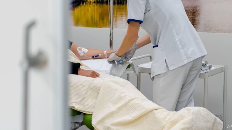 ILLUSTRATIEF - Een medewerker helpt een patient op de afdeling oncologie van het Haaglanden Medisch Centrum Antoniushove. ANP MARCO DE SWART