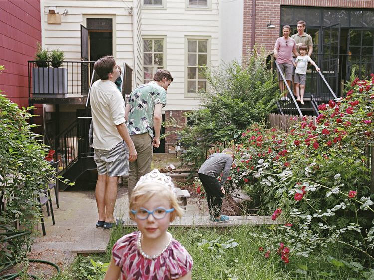 Glenn met zijn familie in gesprek met de buren. Brooklyn, New York