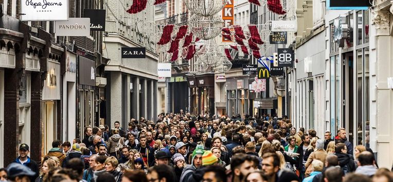 AMSTERDAM - Winkelend publiek in de Kalverstraat. ANP XTRA REMKO DE WAAL