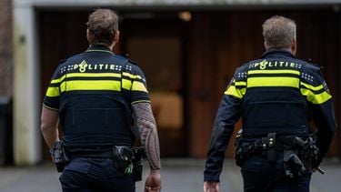 DEN HAAG - Twee politieagenten arriveren bij de Adventkerk voor een herdenkingsbijeenkomst om stil te staan bij de gevolgen van de explosies aan de Tarwekamp. Bij de explosies zijn zes mensen omgekomen. ANP JOSH WALET