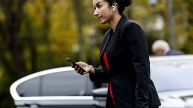 DEN HAAG - Nora Achahbar, staatssecretaris Toeslagen, komt aan bij het Catshuis voor de ministerraad. ANP REMKO DE WAAL