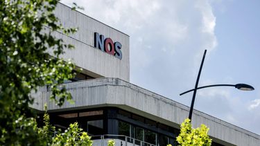 HILVERSUM - Pand met logo van de NOS (Nederlandse Omroep Stichting) op het Media Park. Nederlandse omroepen maken hier televisie- en radioproducties. ANP ROBIN VAN LONKHUIJSEN