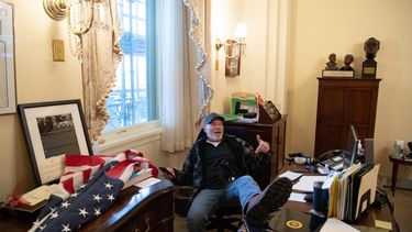 Trump-aanhanger in het kantoor van Nancy Pelosi.