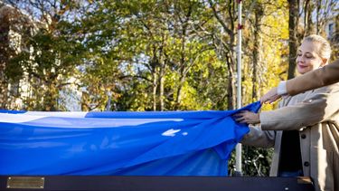 DEN HAAG - Yulia Navalnaya, de weduwe van Aleksej Navalny tijdens de onthulling van een gedenkplaquette voor de overleden Russische oppositieleider Aleksej Navalny. De plaquette is geplaatst op een bankje tegenover de Russische ambassade. ANP KOEN VAN WEEL