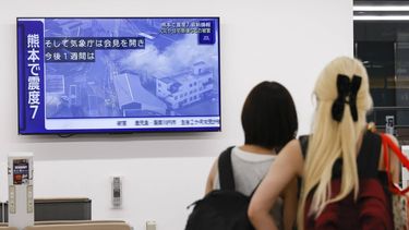 epa13136907 Travelers watch the news reports of a 7.1 earthquake that struck Japan's Kumamoto prefecture at Haneda Airport Terminal 1 following a preliminary magnitude 7.1 earthquake that struck Japan's Kumamoto prefecture, halting regional and connecting flight services in Tokyo, Japan on July 28, 2026.  EPA/RODRIGO REYES MARIN