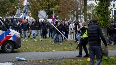 DEN HAAG - Een verkeersbord vliegt door de lucht tijdens een protest onder de noemer 'Wij Zijn Het Volk' op het Malieveld. LINA SELG / ANP