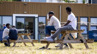TER APEL - De nieuwe opvanglocatie van het Rode Kruis voor wachtende asielzoekers van aanmeldcentrum Ter Apel. De hulporganisatie hervat in het voormalige pand van de Dienst Identificatie en Screening Asielzoekers (DISA) haar werkzaamheden bij het aanmeldcentrum na veiligheidsmaatregelen van asielminister Bart van den Brink.    MARCEL J. DE JONG / ANP