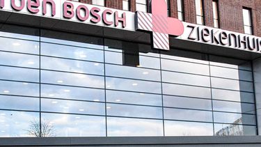 Op deze foto zie je de voorkant van het Jeroen Bosch ziekenhuis in Den Bosch