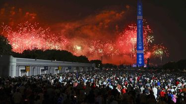 epa13088191 Spectators watch the Independence Day fireworks show near the Washington Monument on the National Mall in Washington, DC, USA, 05 July 2026. Today’s 250th Independence Day celebration on the National Mall will include musical performances, military flyovers, an address by President Trump, and what organizers are billing as the largest fireworks display in history.  EPA/GRAEME SLOAN