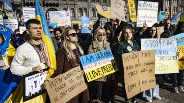 Op de Dam betuigen duizenden mensen steun aan Oekraïne
