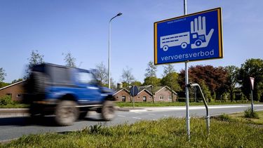 BARNEVELD - Een vervoersverbodsbord bij agrarische bedrijven in het buitengebied van Barneveld. Vanwege een uitbraak van vogelgriep geldt er in de regio Gelderse Vallei een vervoersverbod. ANP SEM VAN DER WAL