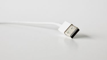 'Nieuwsgierige' 13-jarige stopt USB-kabel in penis
