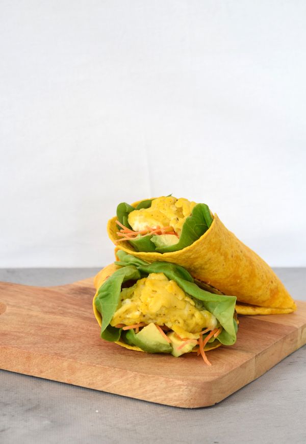 Op deze foto zie je tortilla met eieren en avocado