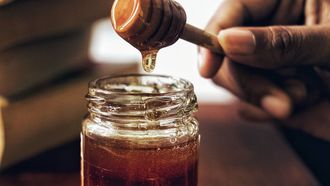 Het bijzondere aan honing is dat het zowel glucose als fructose bevat
