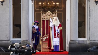 Een foto van Sint en Piet bij hun paleis tijdens de intocht