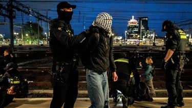 AMSTERDAM - Politieagenten grijpen in bij een actie van pro-Palestijnse demonstranten van Extinction Rebellion die actievoerden op Amsterdam Centraal. De activisten eisen dat het kabinet een volledig economisch embargo instelt tegen Israël. ANP RAMON VAN FLYMEN