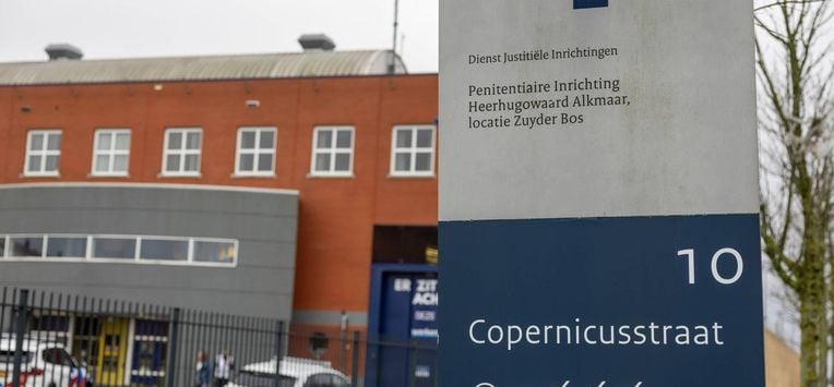 HEERHUGOWAARD - Hulpdiensten zijn aanwezig bij een gevangenis aan de Copernicusstraat. Volgens de politie heeft er in het complex een steekincident en daarna een gijzeling plaatsgevonden. MICHEL VAN BERGEN / ANP