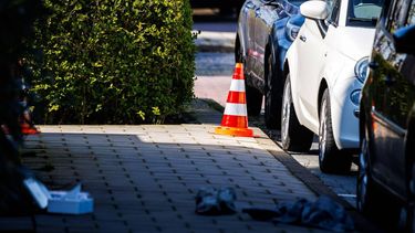SCHOONHOVEN - Politie doet onderzoek op het Pascalplein waar een 36-jarige man is neergeschoten. Volgens minister Van Weel heeft de man, die zwaargewond naar het ziekenhuis is gebracht, een Iraanse achtergrond. JOHN VAN DER TOL / ANP