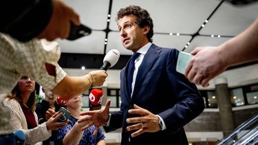 DEN HAAG - Fractievoorzitter Jesse Klaver van PRO reageert in de Statenpassage op de begrotingsonderhandelingen en de rol van de oppositie daarin. Volgens premier Rob Jetten onderhandelen de oppositiepartijen niet meer met het kabinet over de begroting, maar is het nu aan de coalitie om de definitieve besluitvorming daarover te doen. ROBIN UTRECHT / ANP