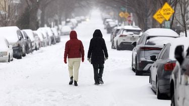 epa12680823 Heavy snow falls in Washington, DC, USA, 25 January 2026. The DC-area is expected to receive 5-9 inches of snow from the massive storm, which stretches across much of the US.  EPA/WILL OLIVER